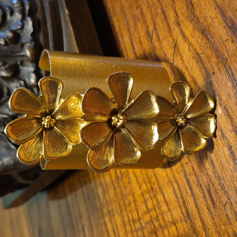 Zara metal rigid bracelet with flower appliqué Rare Find - Picture 4 of 9